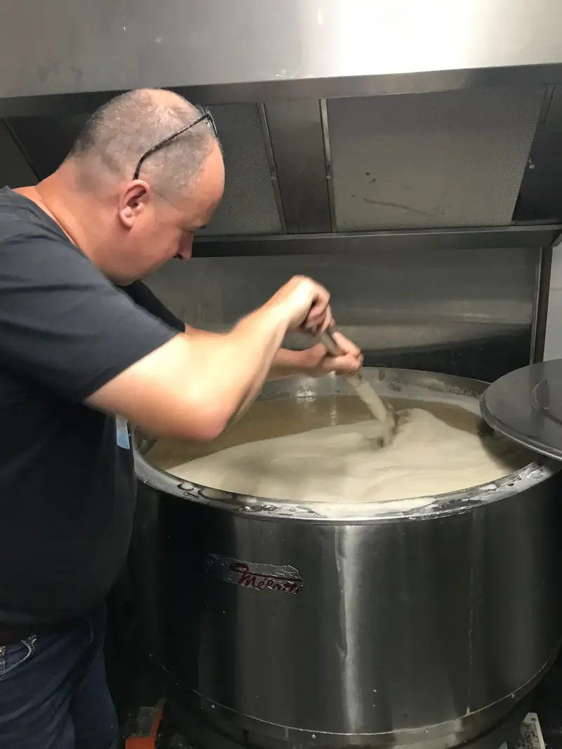 Brouwer roert in de brouwketel