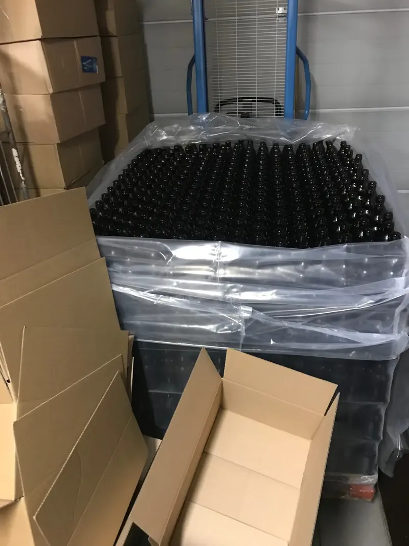 Pallet met lege flesjes, klaar om te vullen