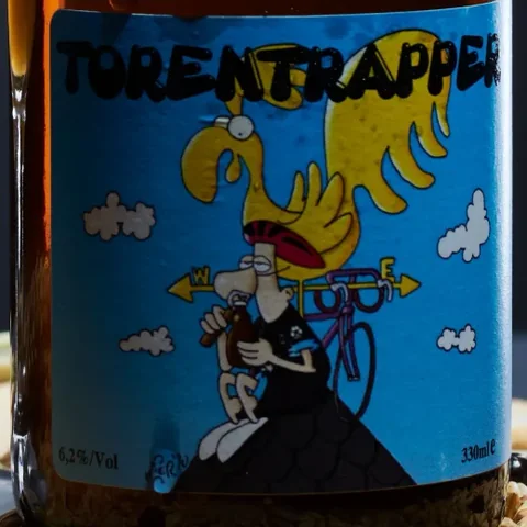 Etiket van Torentrapper: een wielrenner met een biertje boven op een toren