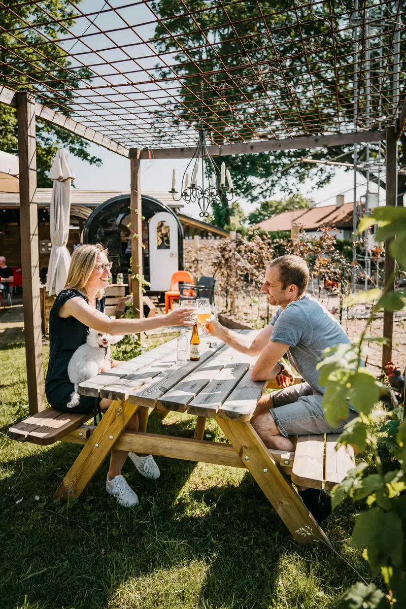 Koppel aan een picknicktafel op het fietsterras