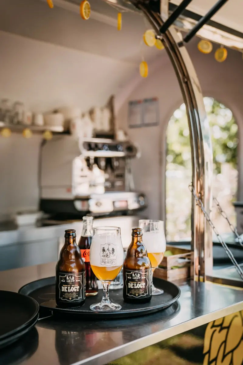 Flesjes De Logt en een glas bij de bar