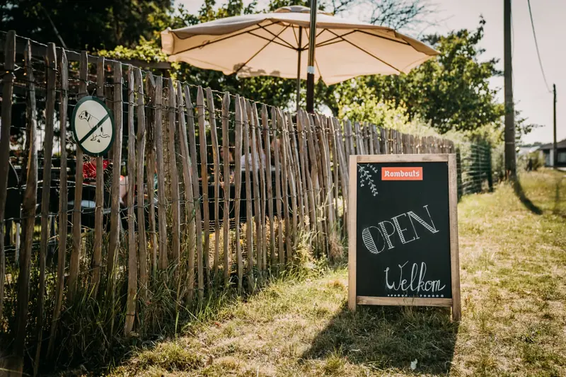 Krijtbord ‘Open – Welkom’ aan de omheining