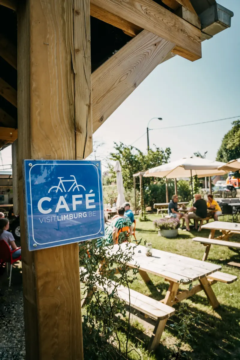 Bord ‘Fietscafé’ aan de houten overkapping
