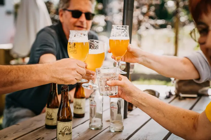 Klinken met glazen bier van De Logt